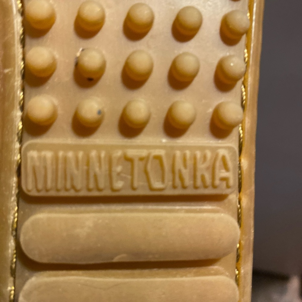 Minnetonka size 7 boots